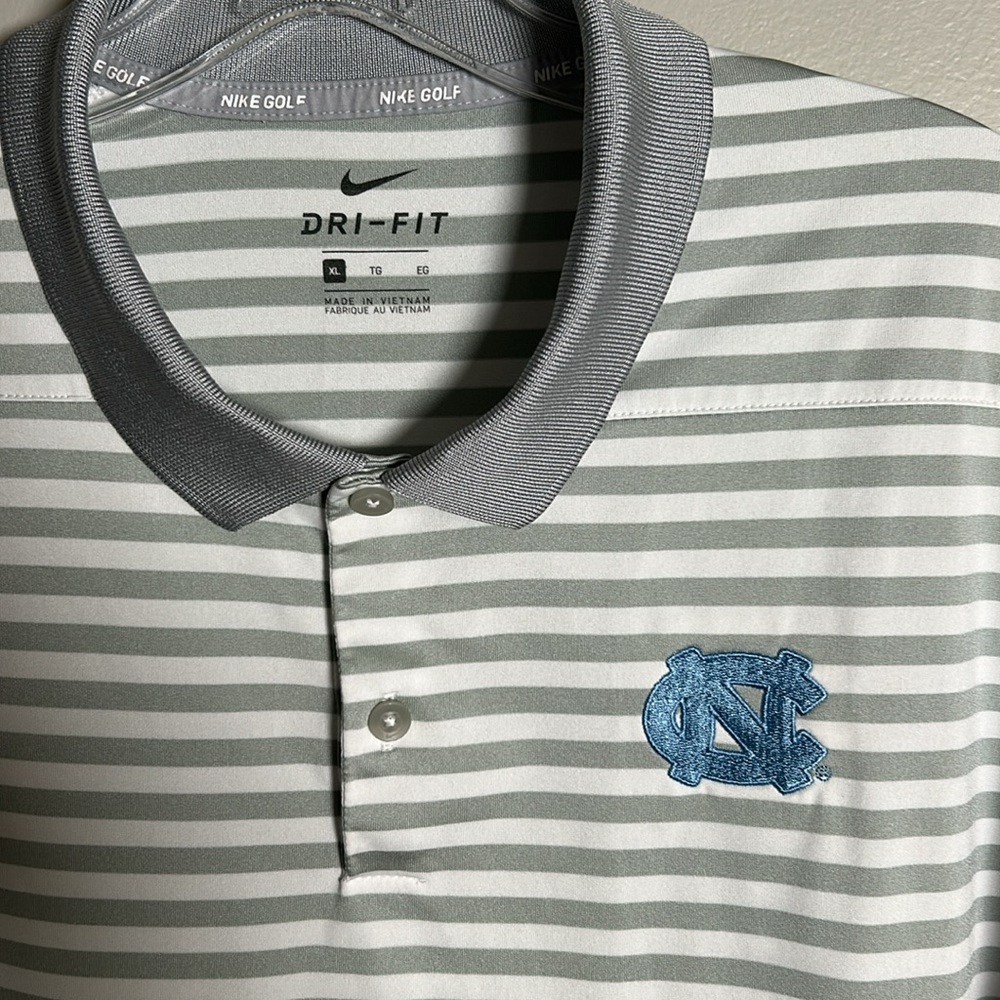 Nike Golf North Carolina Tar Heels Victory Stripe Golf Polo 2.0 White/Gray Sz XL - Picture 2 of 11